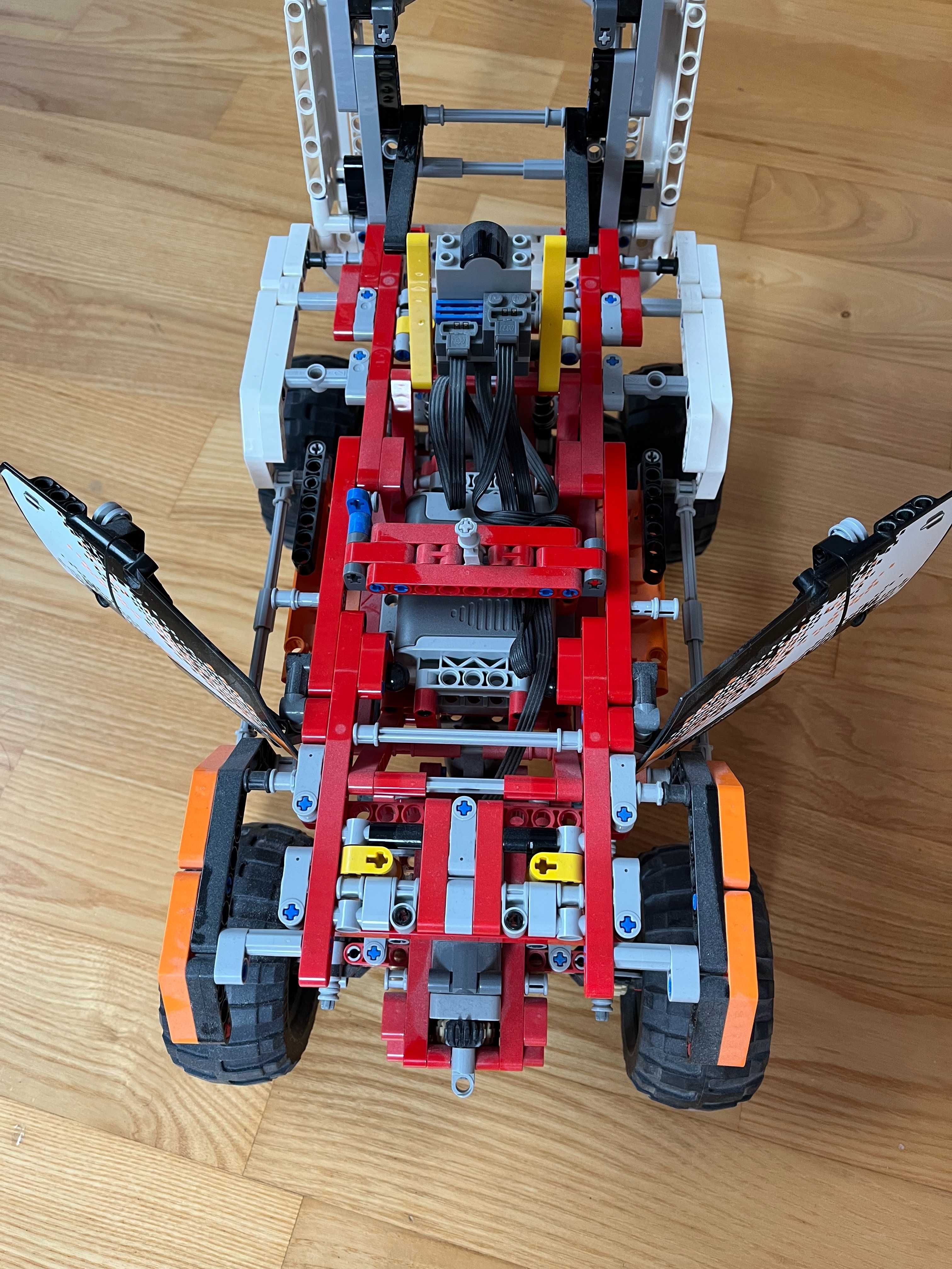 zestaw klocków LEGO Technic 9398 Wóz z napędem 4x4