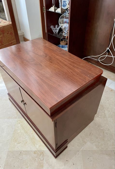 Móvel de Sala Clássico com Vitrine e Base Deslizante para TV
