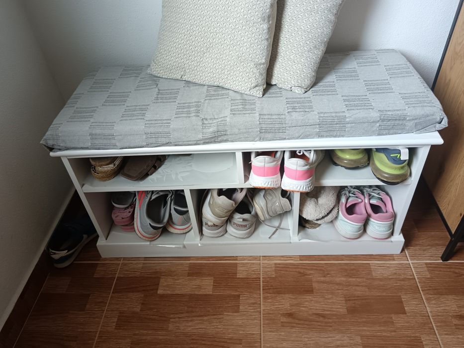 Sapateira branca em madeira