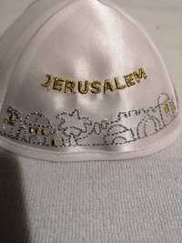 Judaiki- KIPA biała, z napisem Jerusalem i ozdobnikami z Jerozolimy.