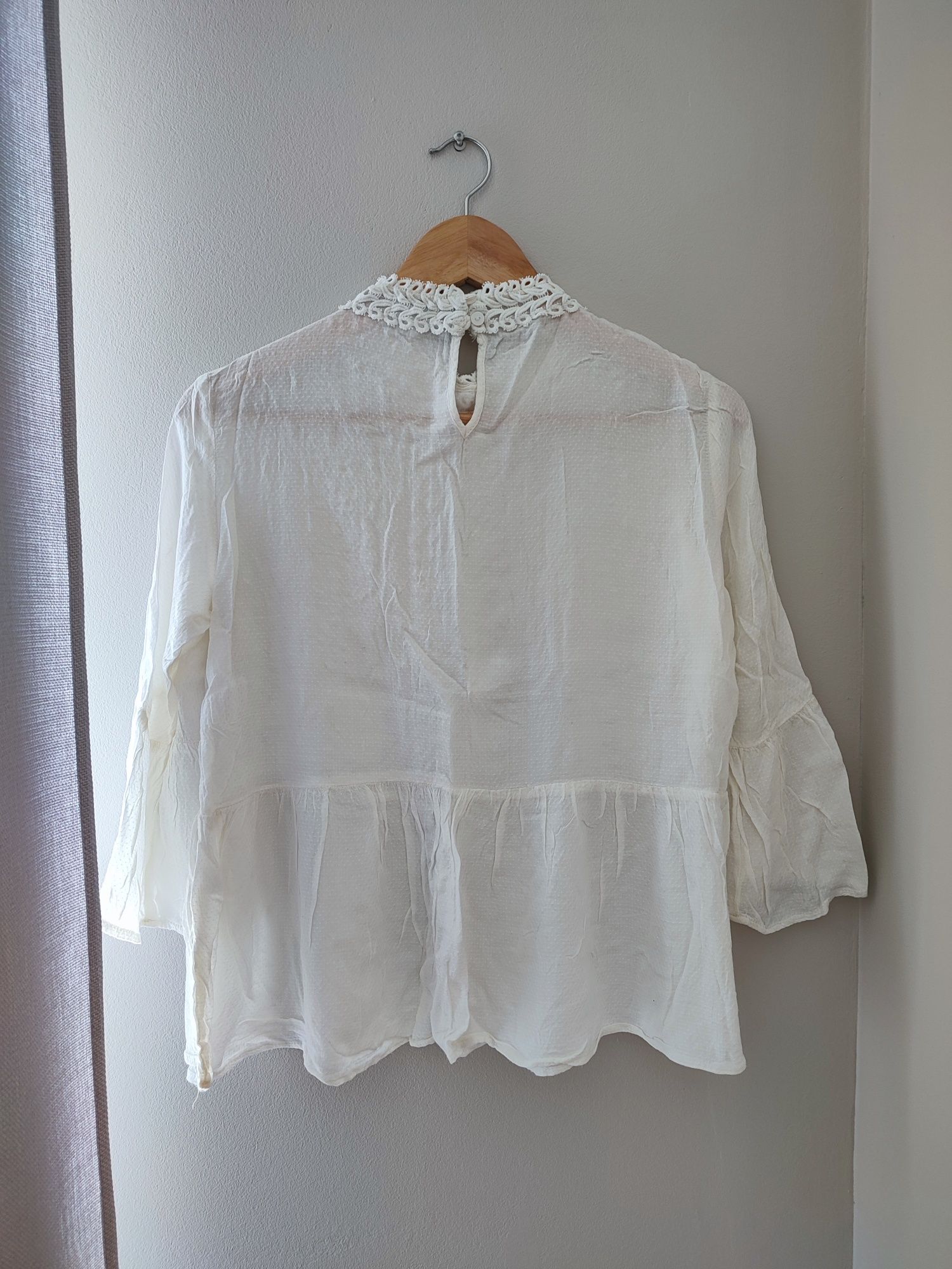 Biała haftowana bluzka