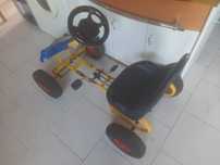Carrinho para criança. Kart pequeno a pedal