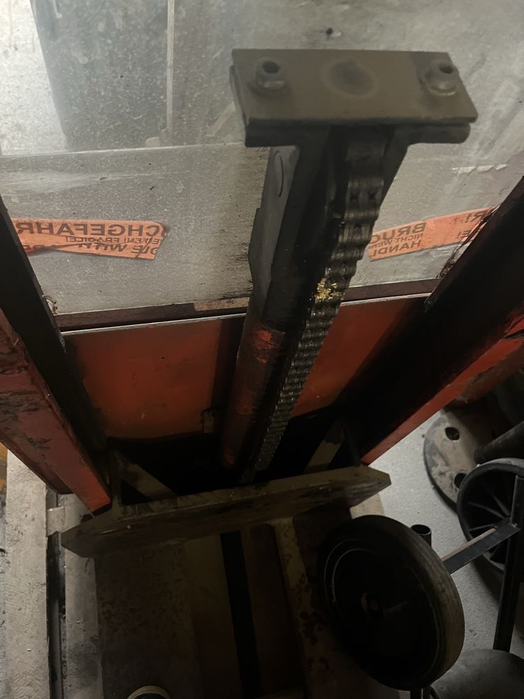 Wózek podnosnikowy elektryczyny paleciak uszkodzony