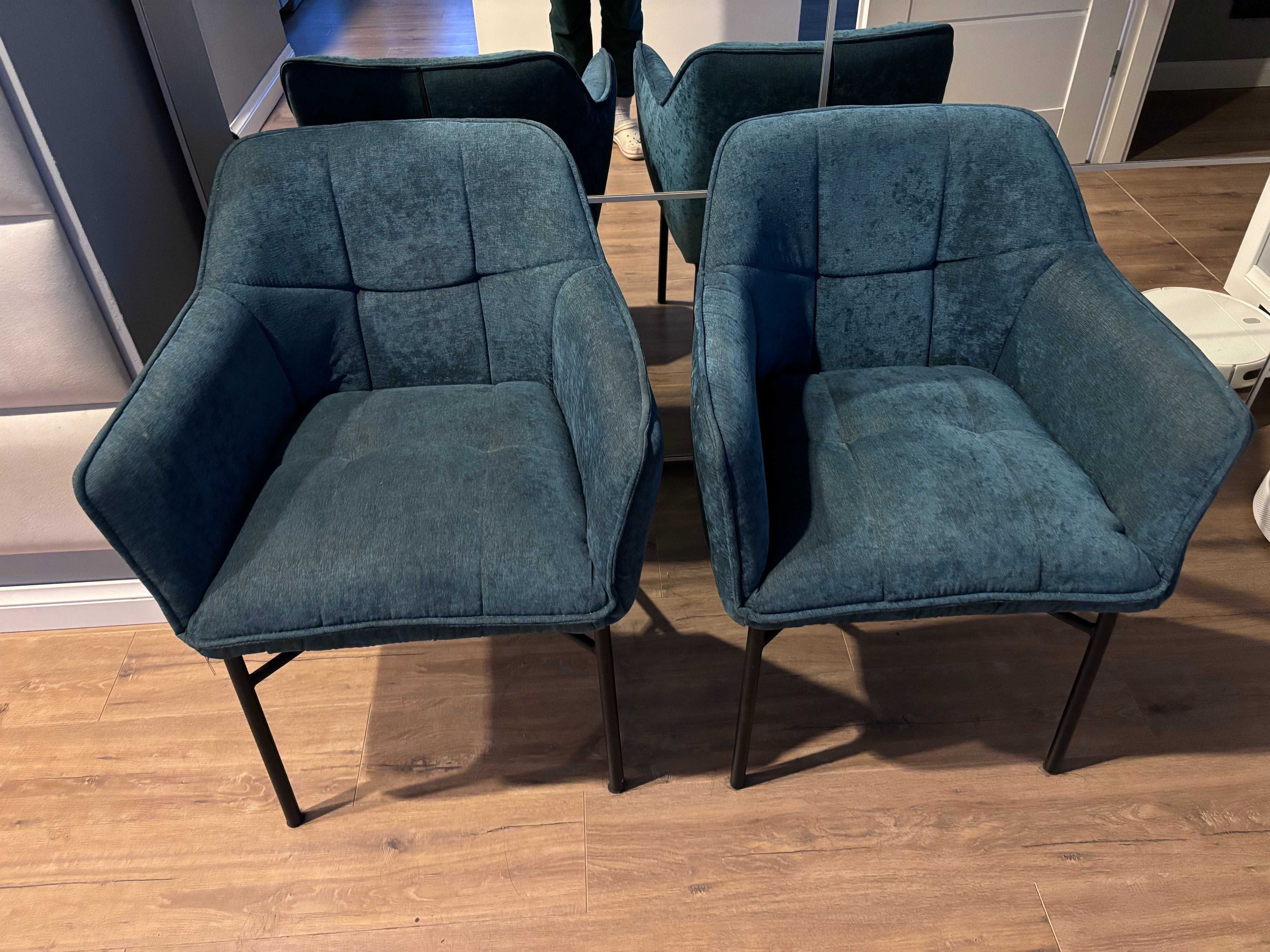 Sprzedam dwa bardzo wygodne krzesła
