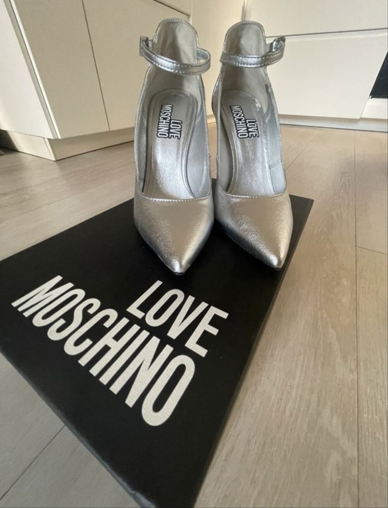 Szpilki love Moschino