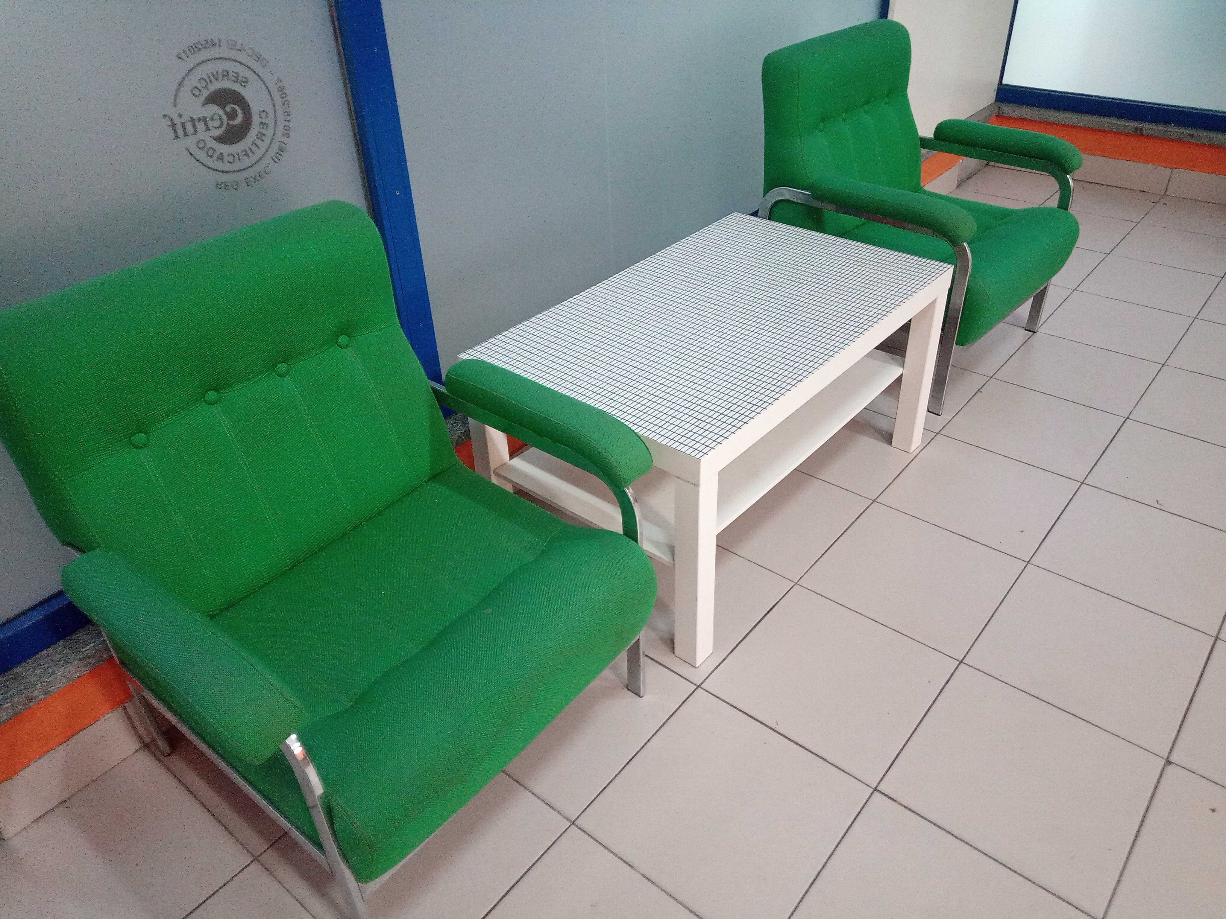 2 Sofás e mesa de centro para escritório