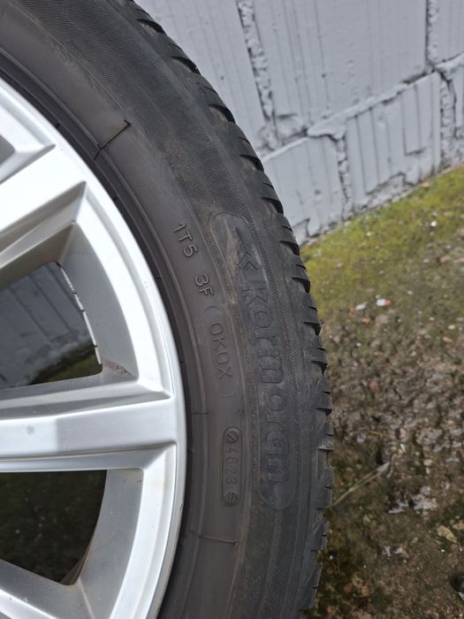 Komplet koł wielosezonowych Kormoran 215/55/17.