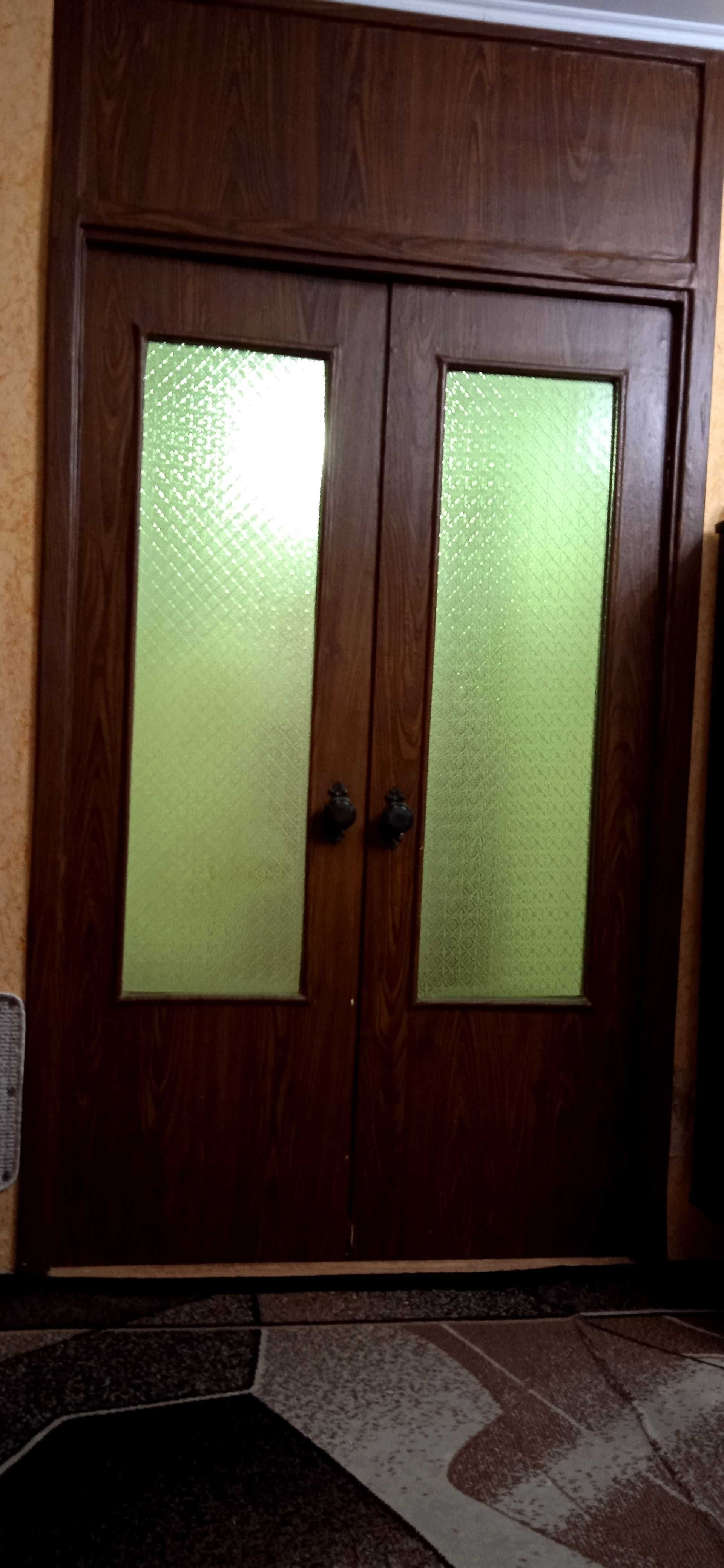 Двери двойные межкомнатные с цветным стеклом  б/у