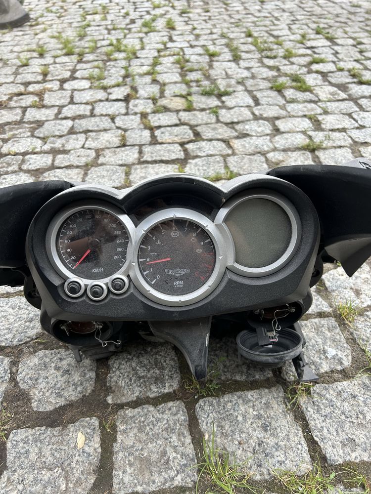 Lampy i zegary do Triumph Sprint