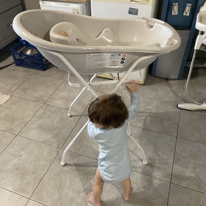 Дитяча ванночка на підставці