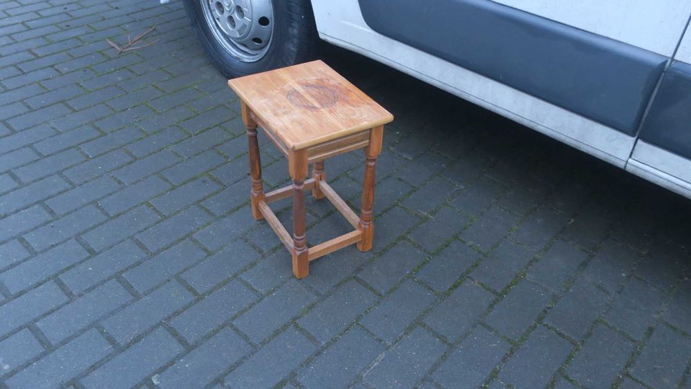 Stołek taboret drewniany