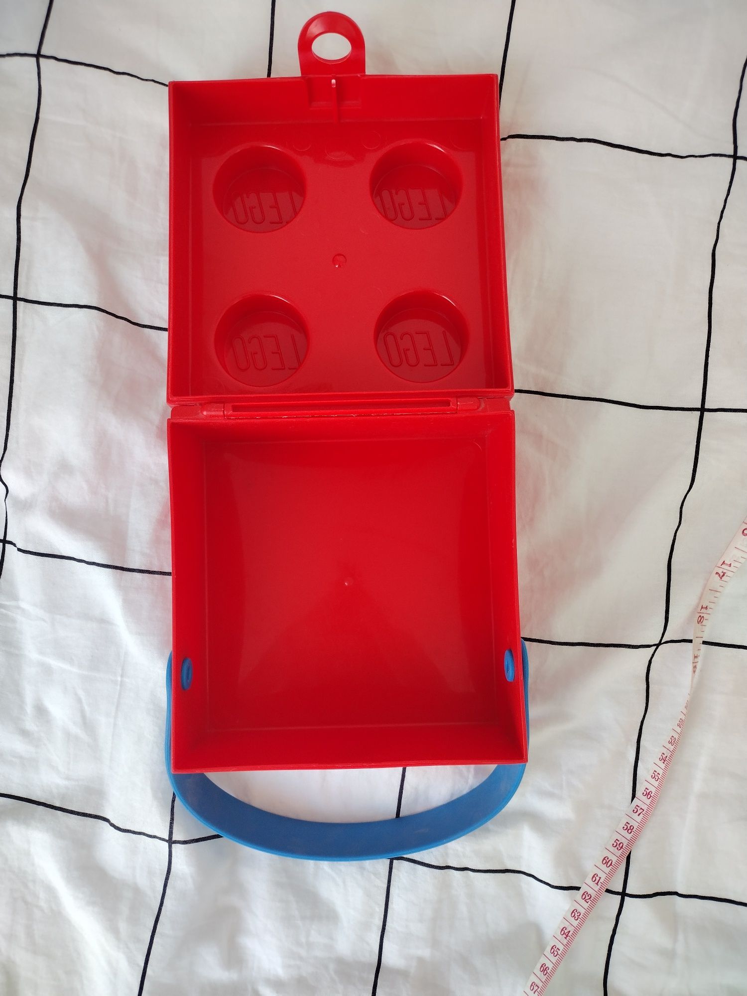 Czerwony pojemnik na LEGO z uchwytem