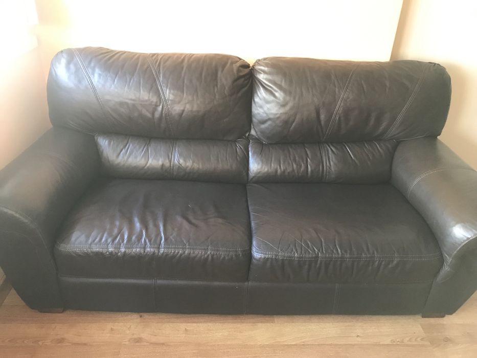 Sofá de pele genuína.