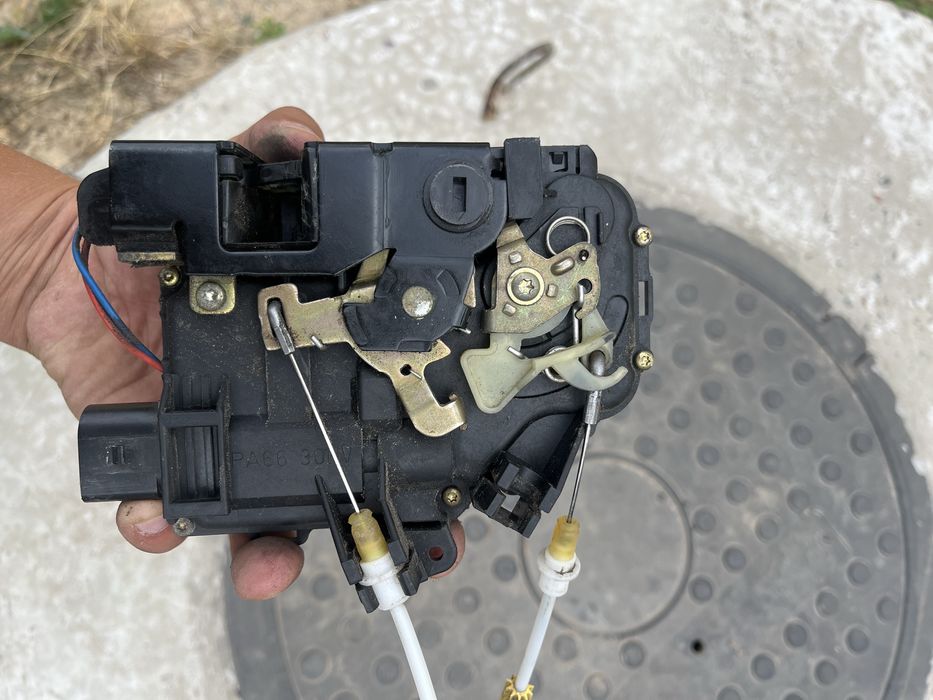 Замок задней двери ауди а6с5