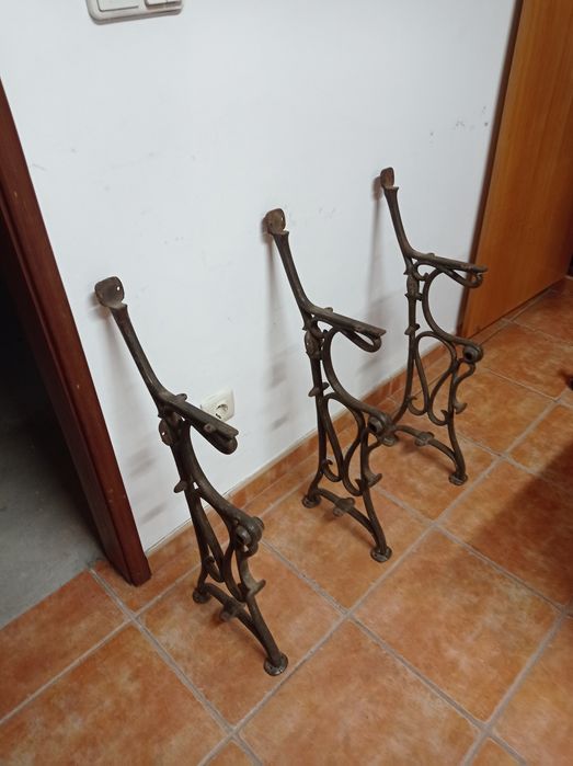 Estrutura antiga de ferro para cadeira dupla