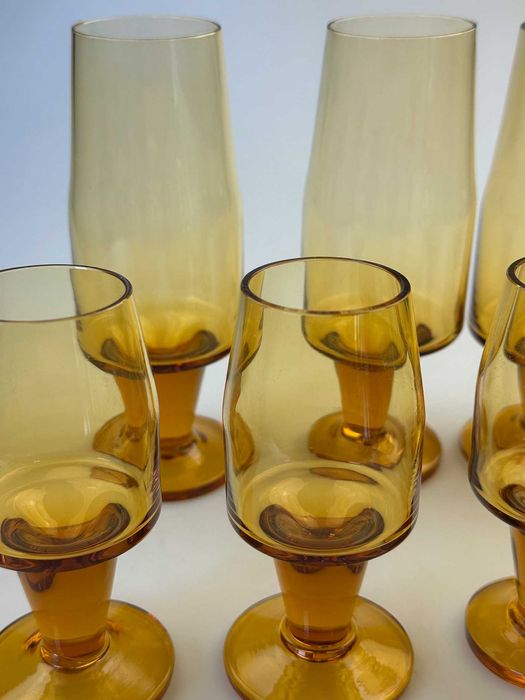 Kieliszki miodowe Sadowski betoniarki szkło kolorowe PRL 8 szt