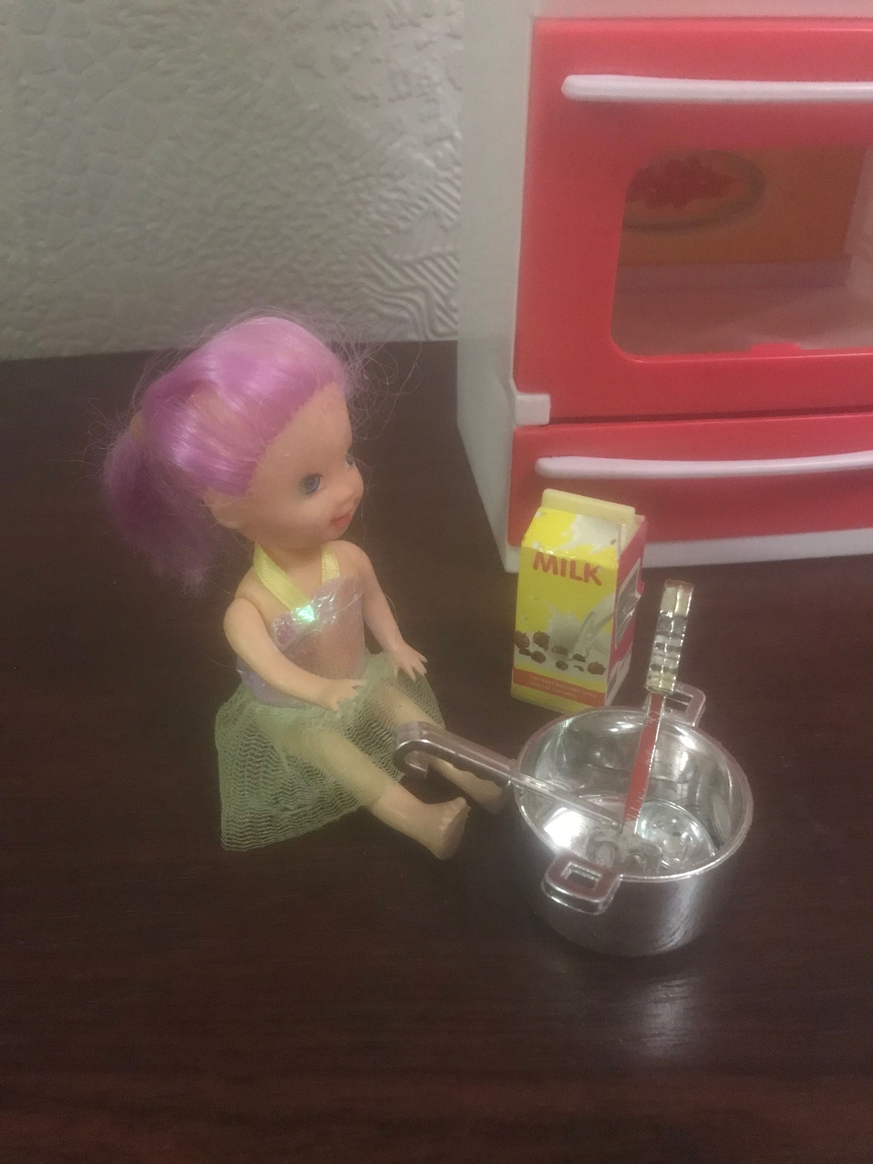 Девочка Барби, игрушечная кухня, кастрюлька с ложками и пакет молока