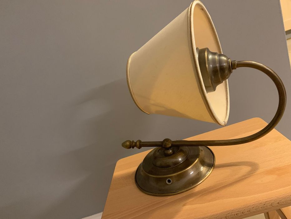 Kinkiet boczny w kolorze brudne złoto