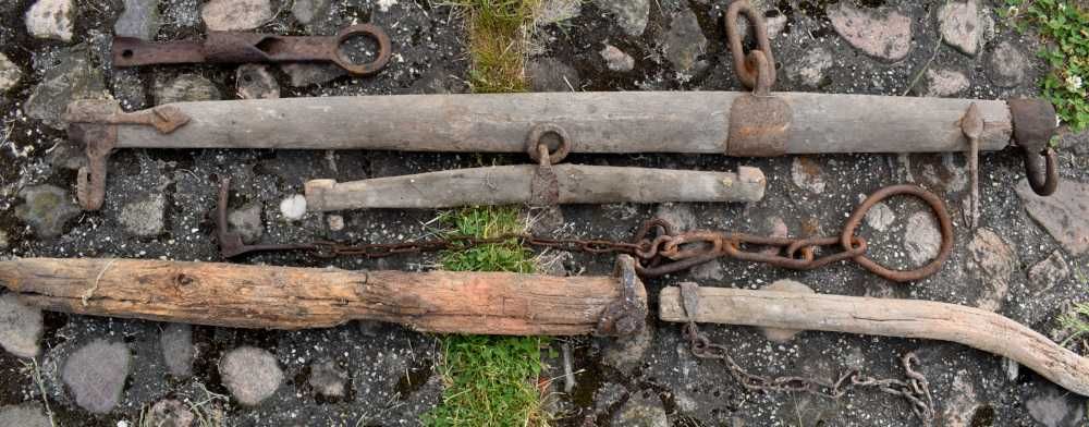 Stare narzędzia rolnicze, okucia budowlane