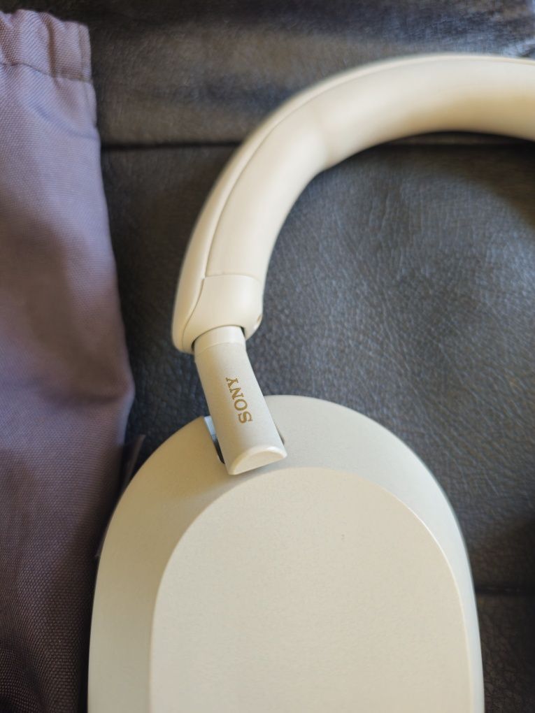 Auscultadores Sony WH-1000XM5 com avaria