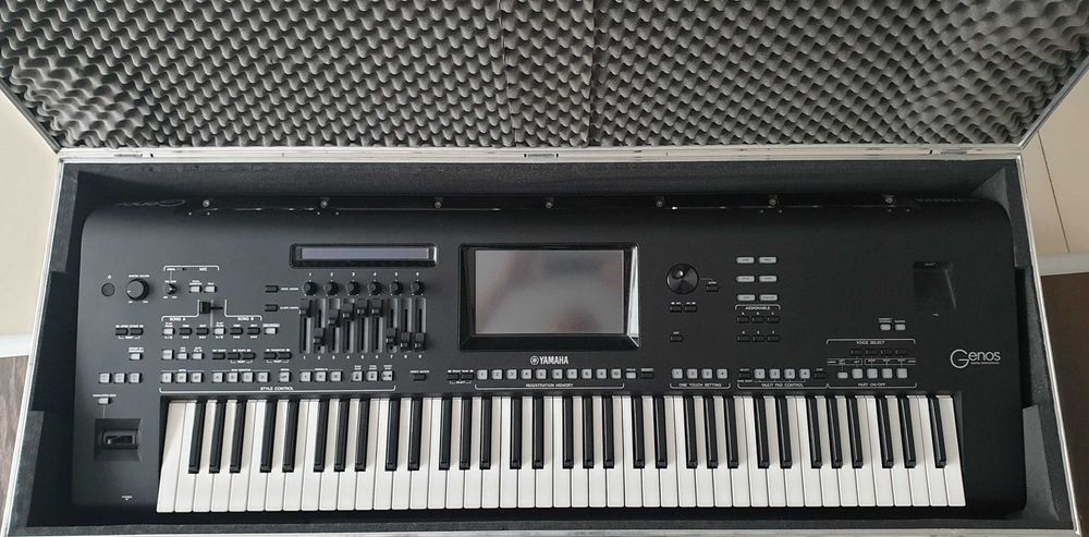 Yamaha Genos + Case