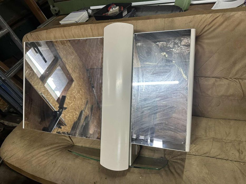 Szafka Łazienkowa z Lustrem, Podświetleniem i Zegarkiem – Praktyczna i