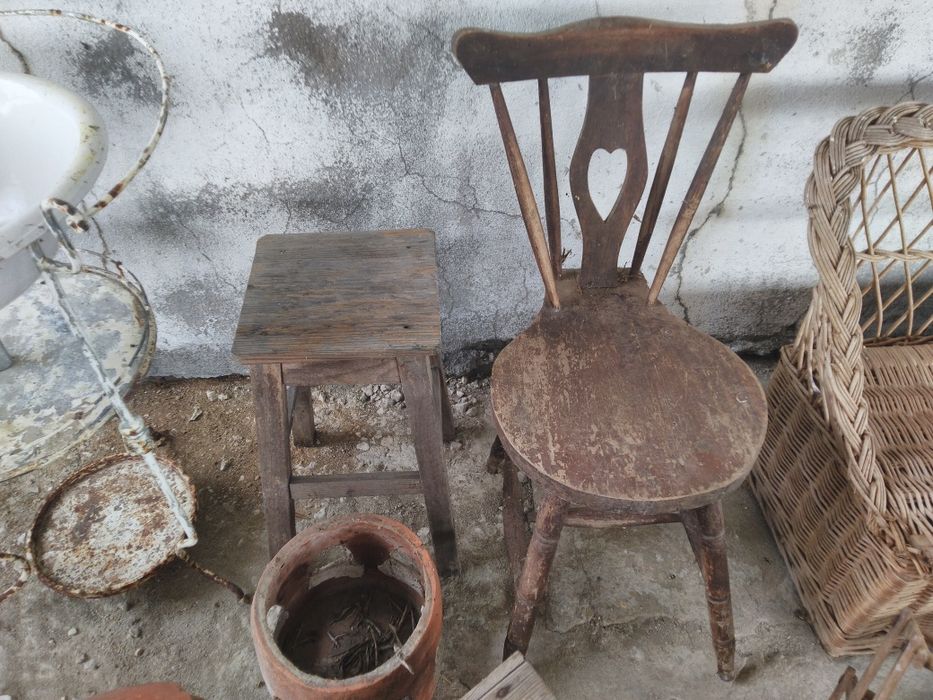 Cadeira e banco antigo em madeira.