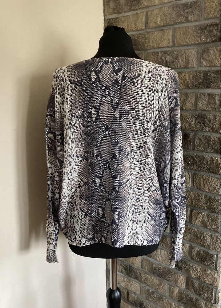 Nowy cienki sweter rozm. M/L wężowy wzór