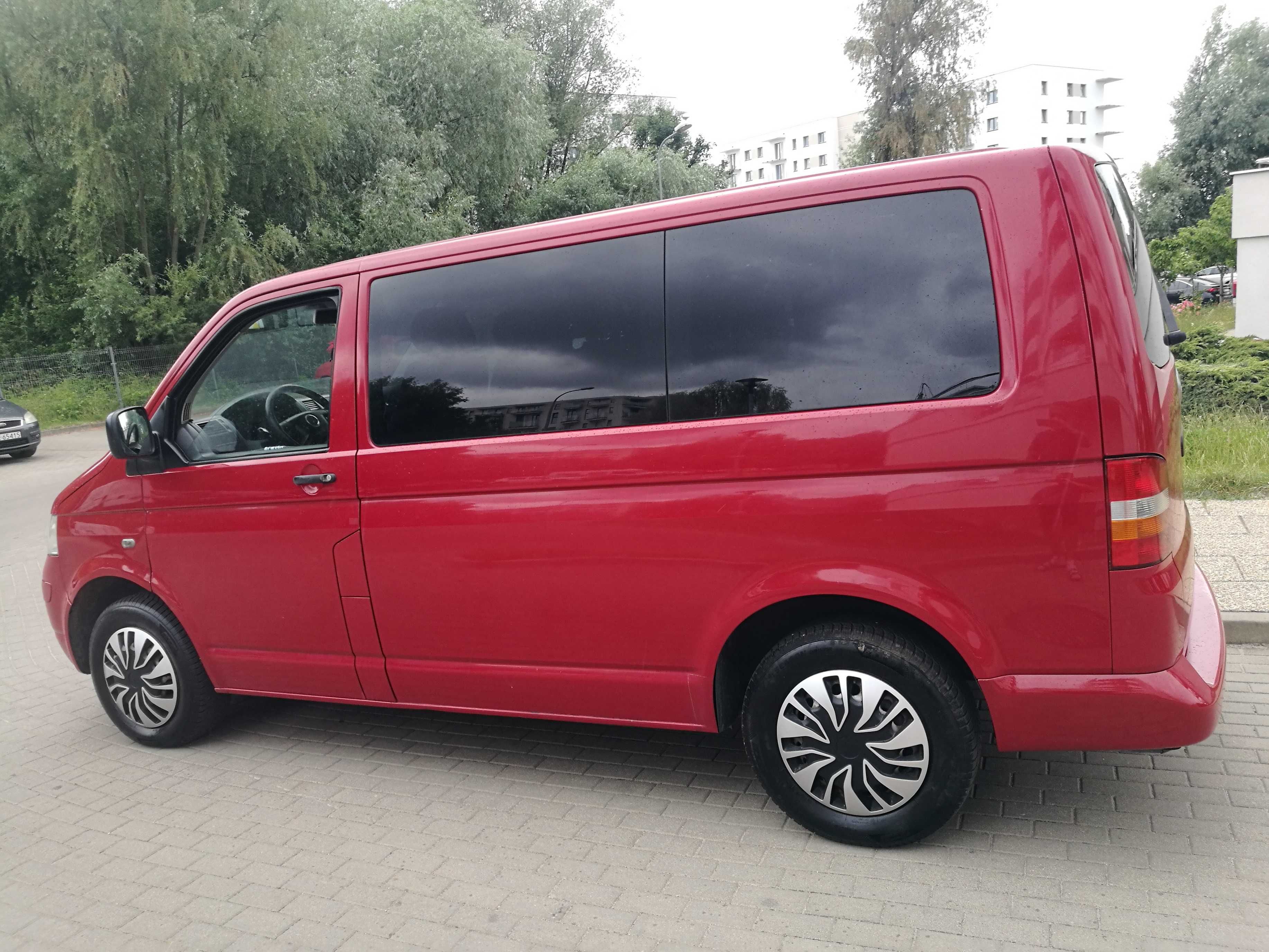 9 osobowy VW T5 r2005, poj 1.9 tdi. skrz manual . ładny