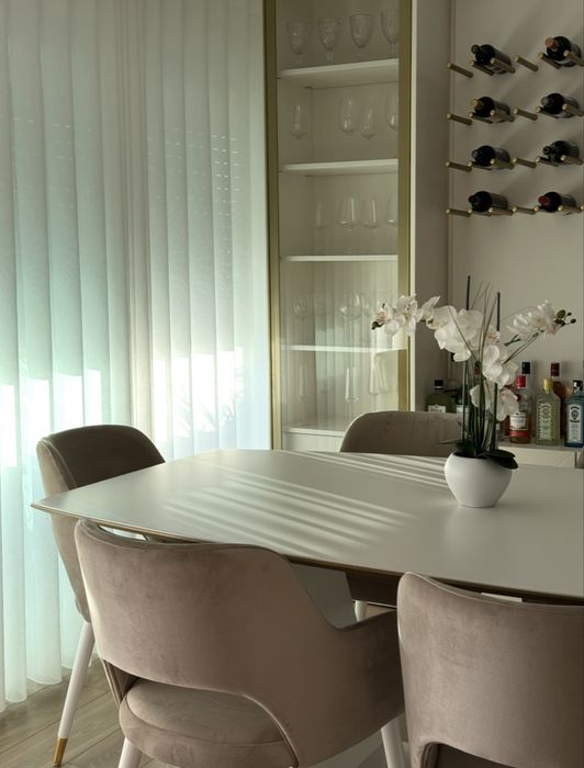 Mesa de jantar branca com promenor dourado