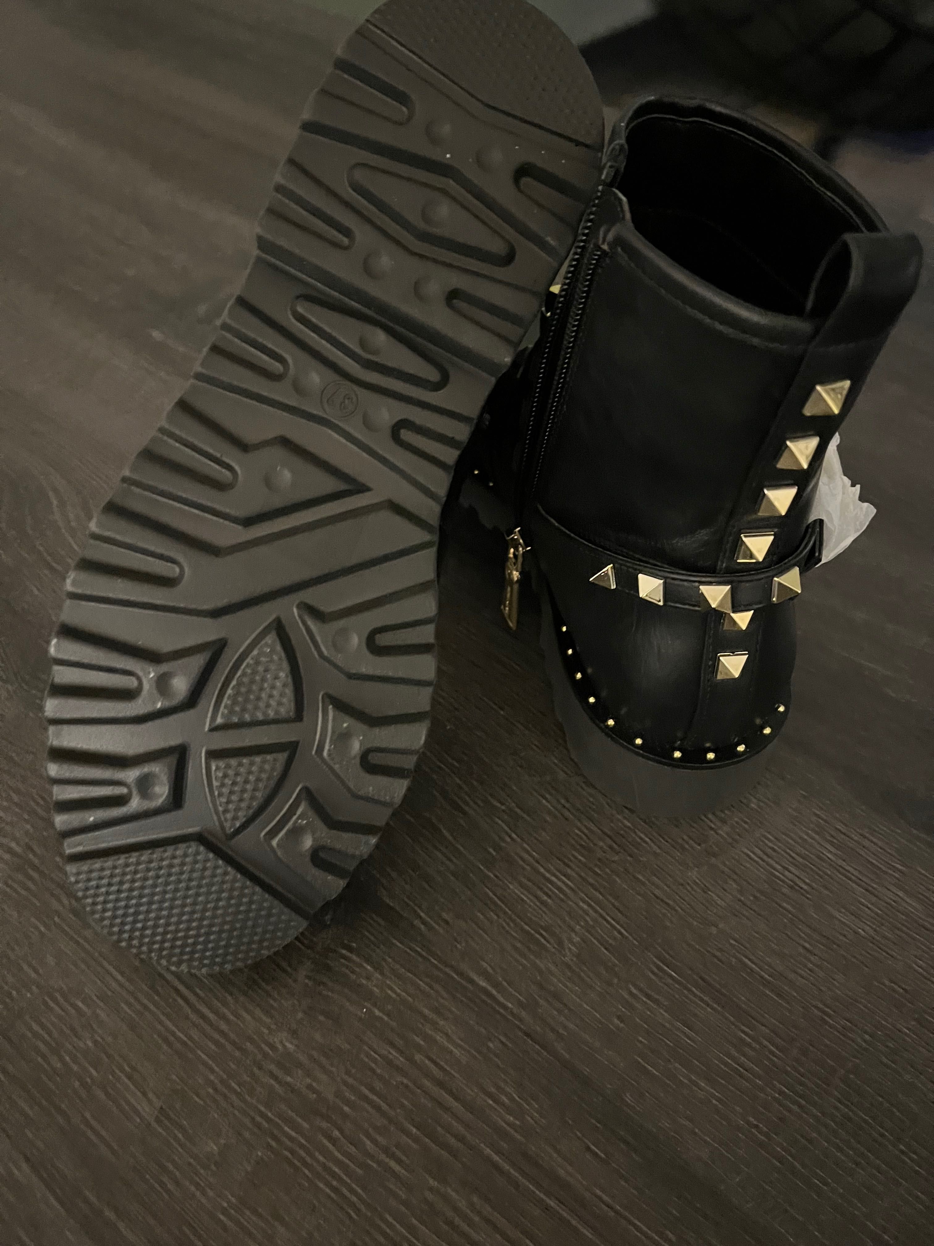 Buty damski Twinset czarne z ćwiekami złotymi.