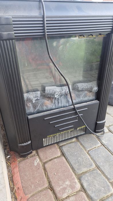 Kominek elektryczny z funkcją grzania