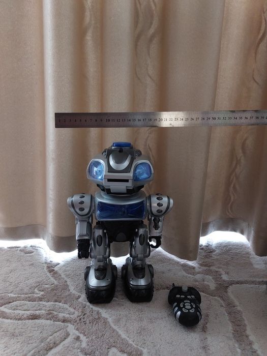 Робот з пультом керування