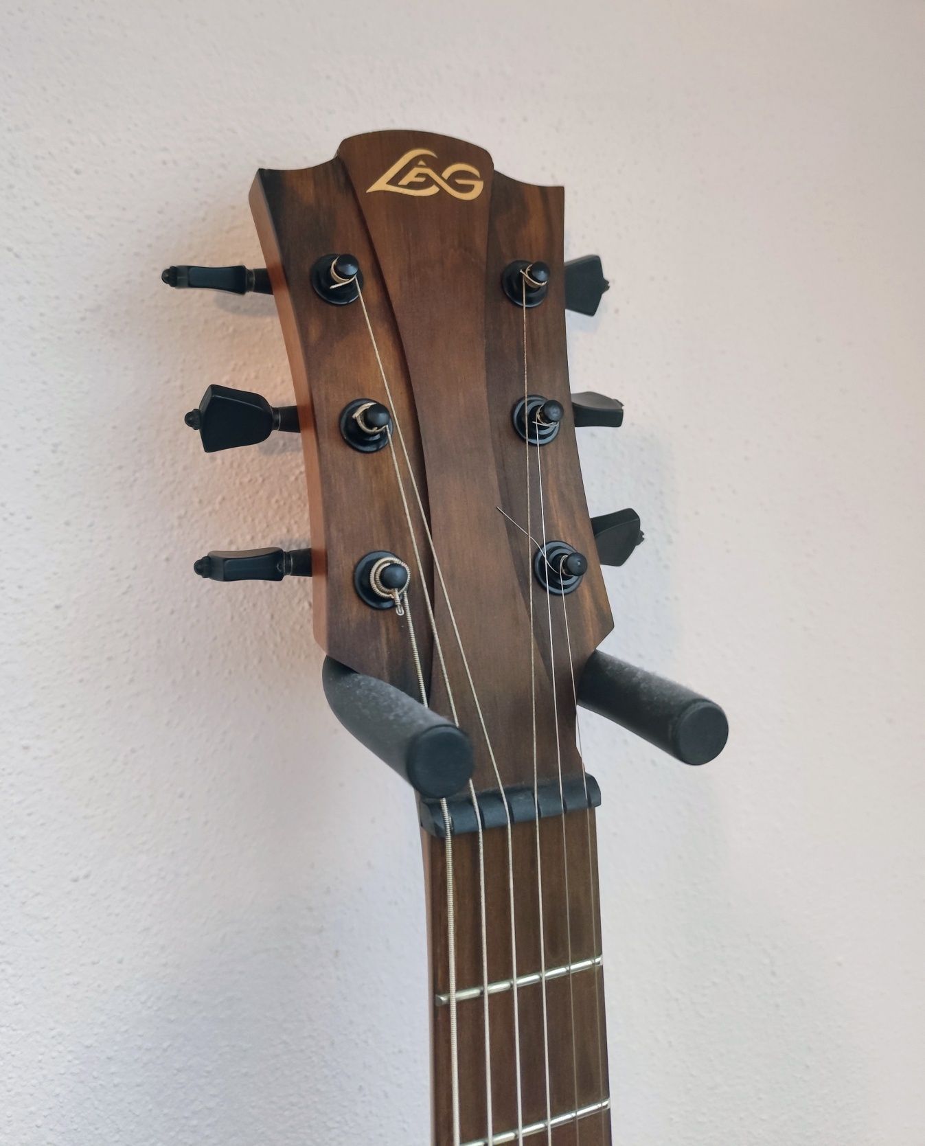 Guitarra Lag Tramontane branco pérola.