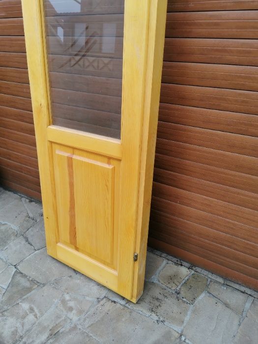 Продам деревянную дверь с коробкой под стекло.