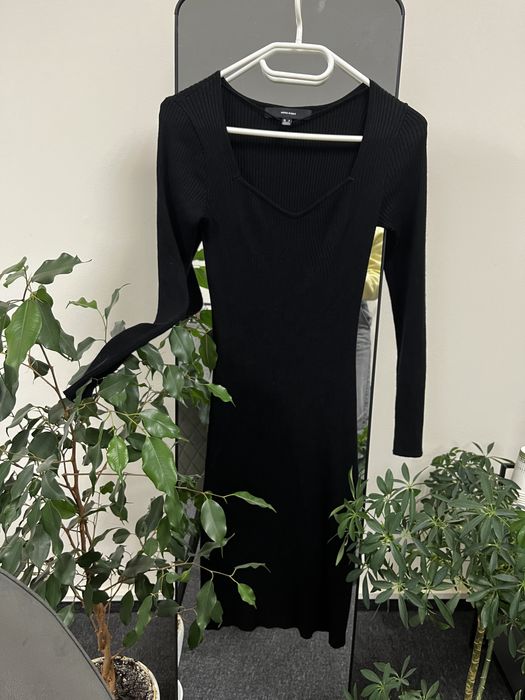 Плаття тепле з гарним декольте