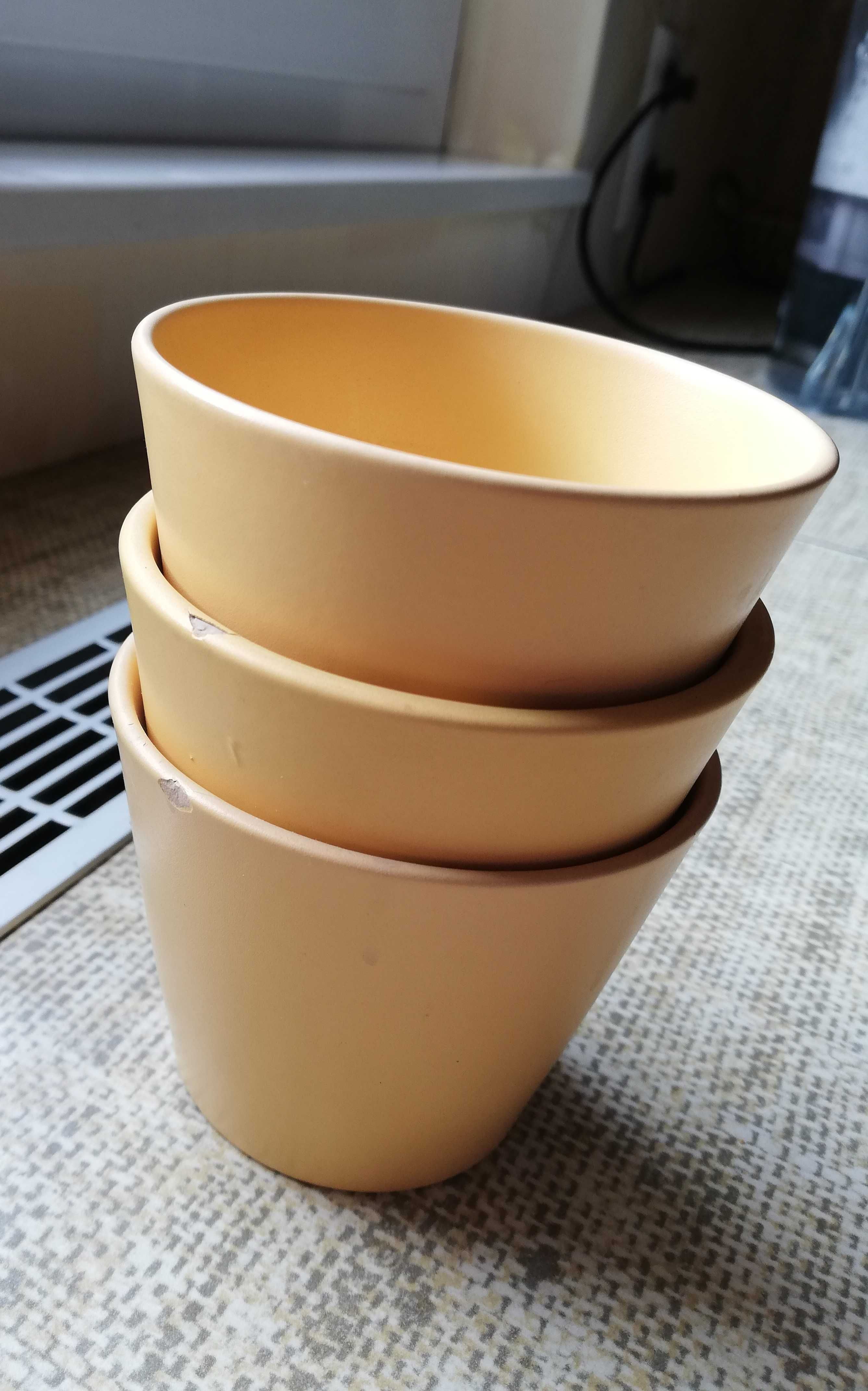 Żółte doniczki ceramiczne na kwiaty