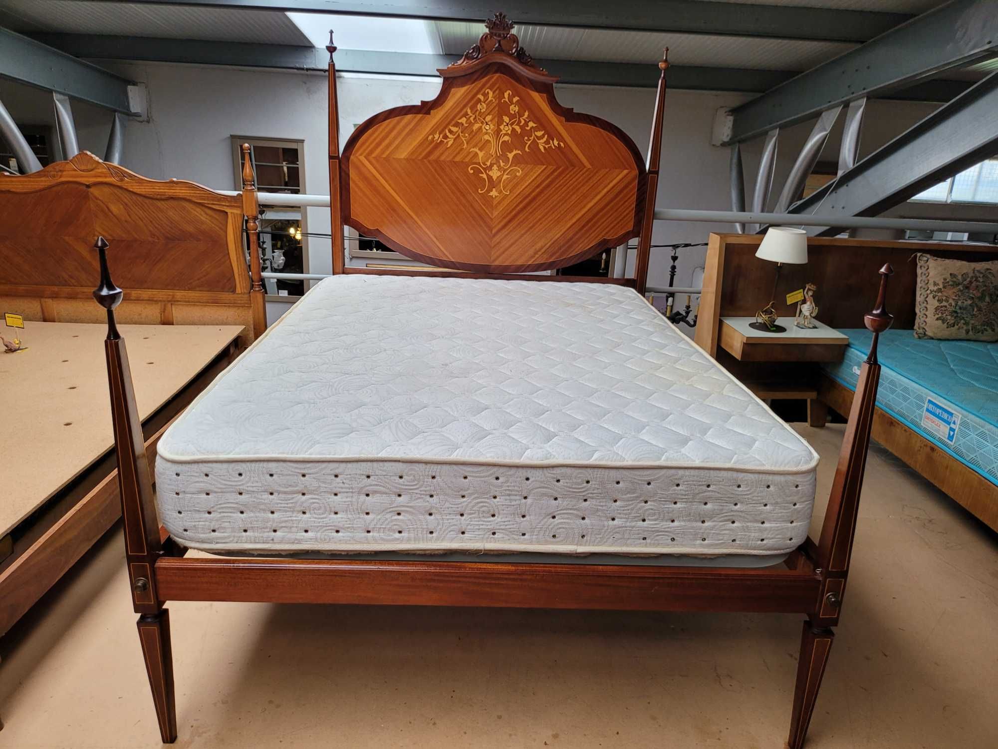 Cama antiga estilo D. Maria com estrado e colchão - Tudo em óptim