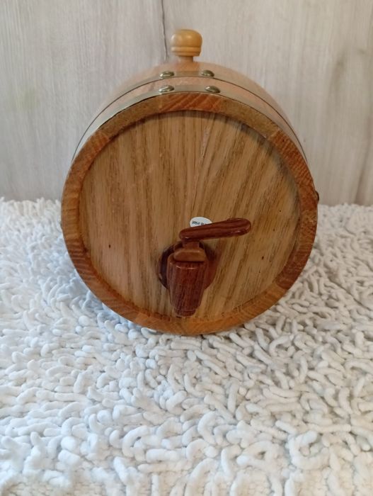 Drewniana beczka na wino z kranikiem