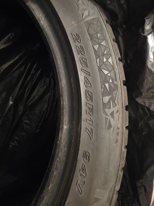 Opony zimowe 225/45/17 - idealny stan