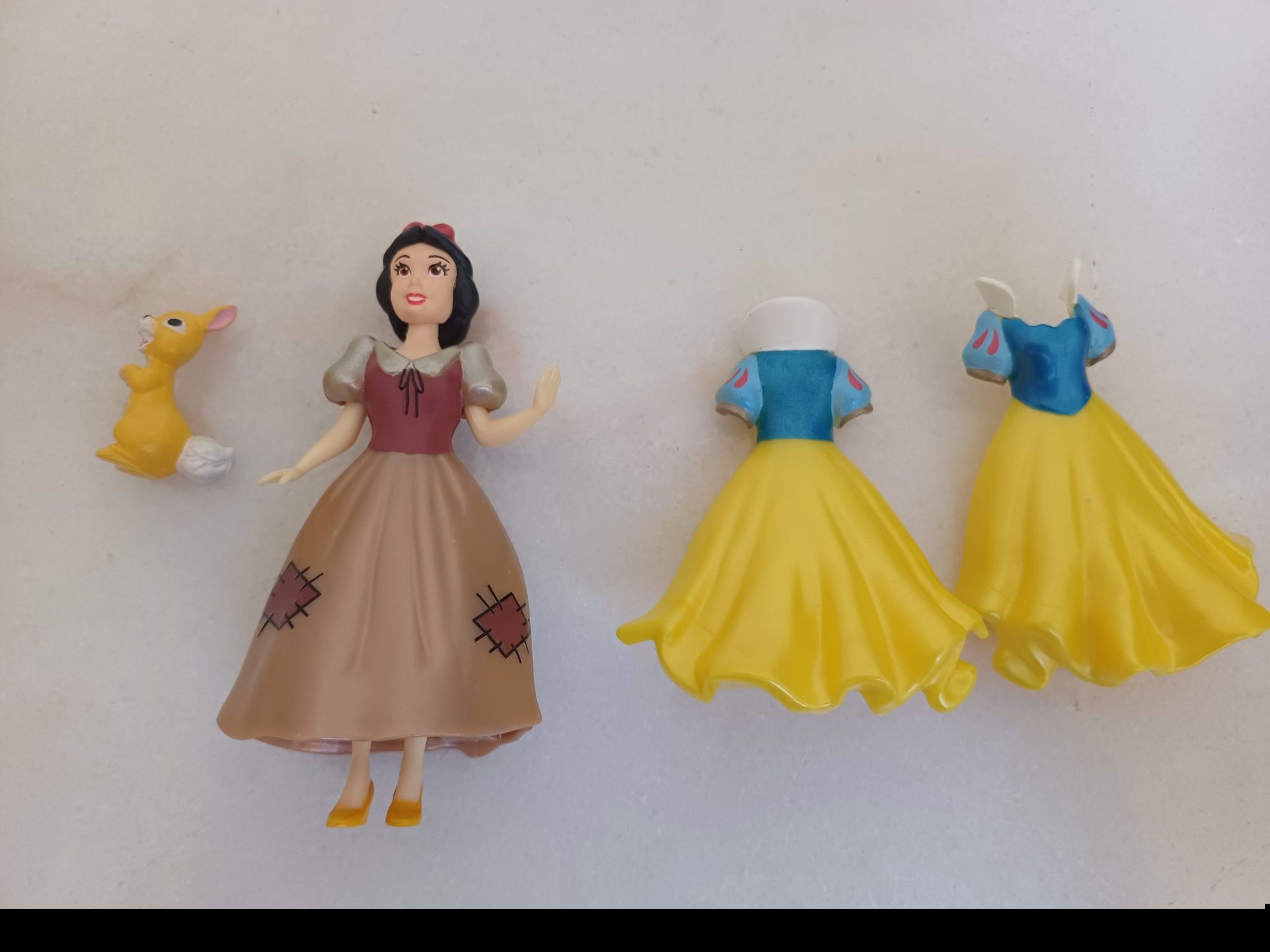 Brinquedo Branca de Neve com vestidos para vestir