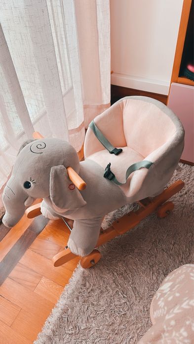 Cavalinho baloico em forma de elefante