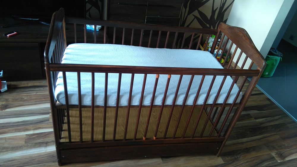 Łóżeczko dla dziecka z szufladą i pełnym wyposażeniem