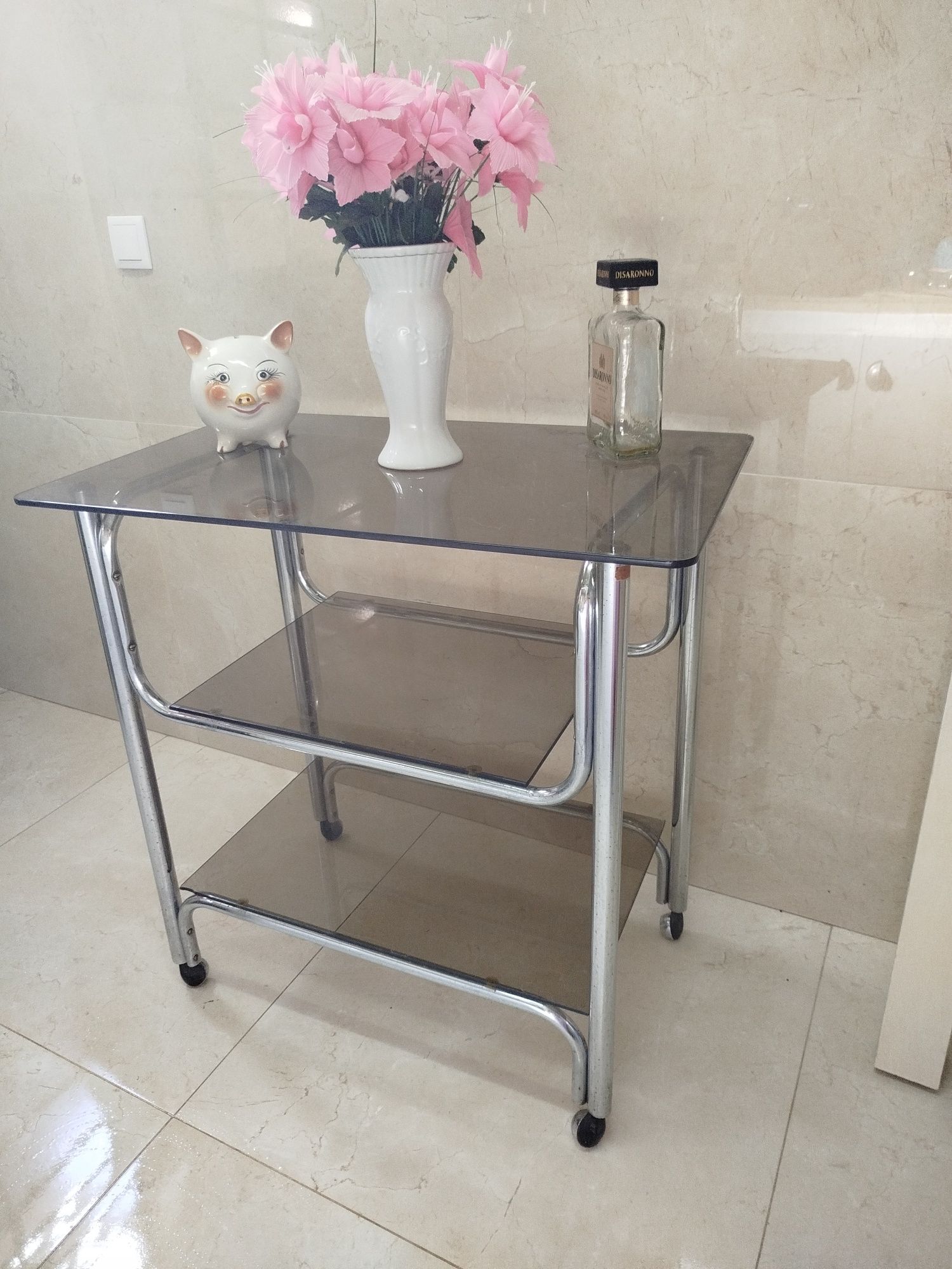 Mesa com rodas, prateleiras em vidro