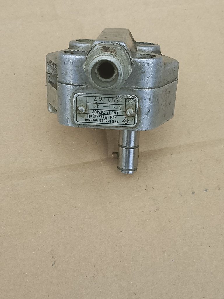 Pompa zębata ostra do traktora widłaka  1967r VEB Karol Marks