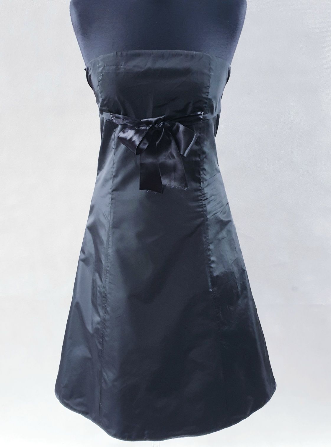 Czarna sukienka midi z odkrytymi ramionami. ZARA BASIC
