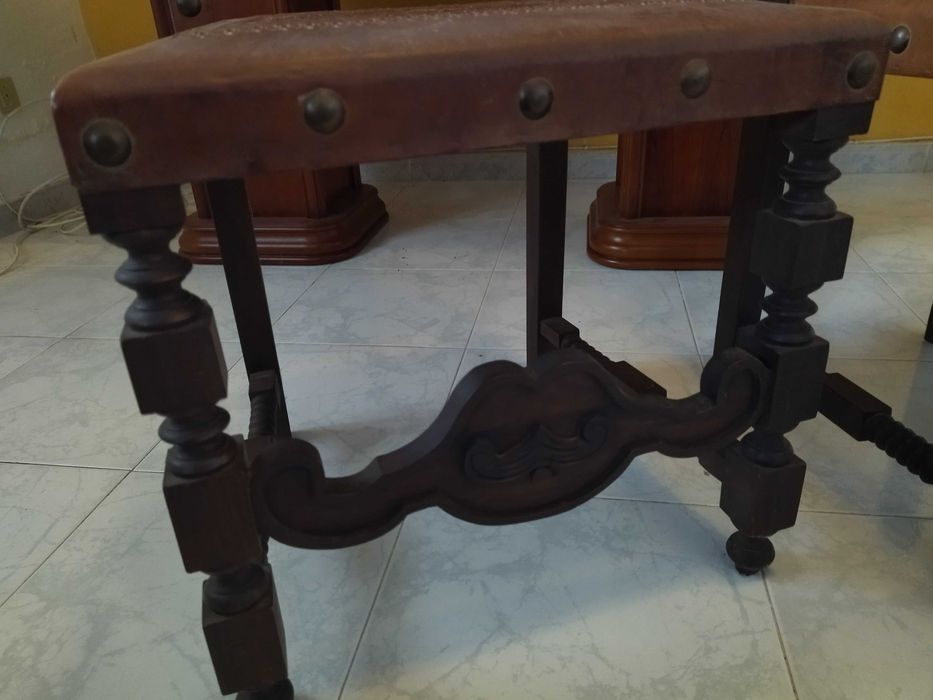 Cadeiras em madeira e couro