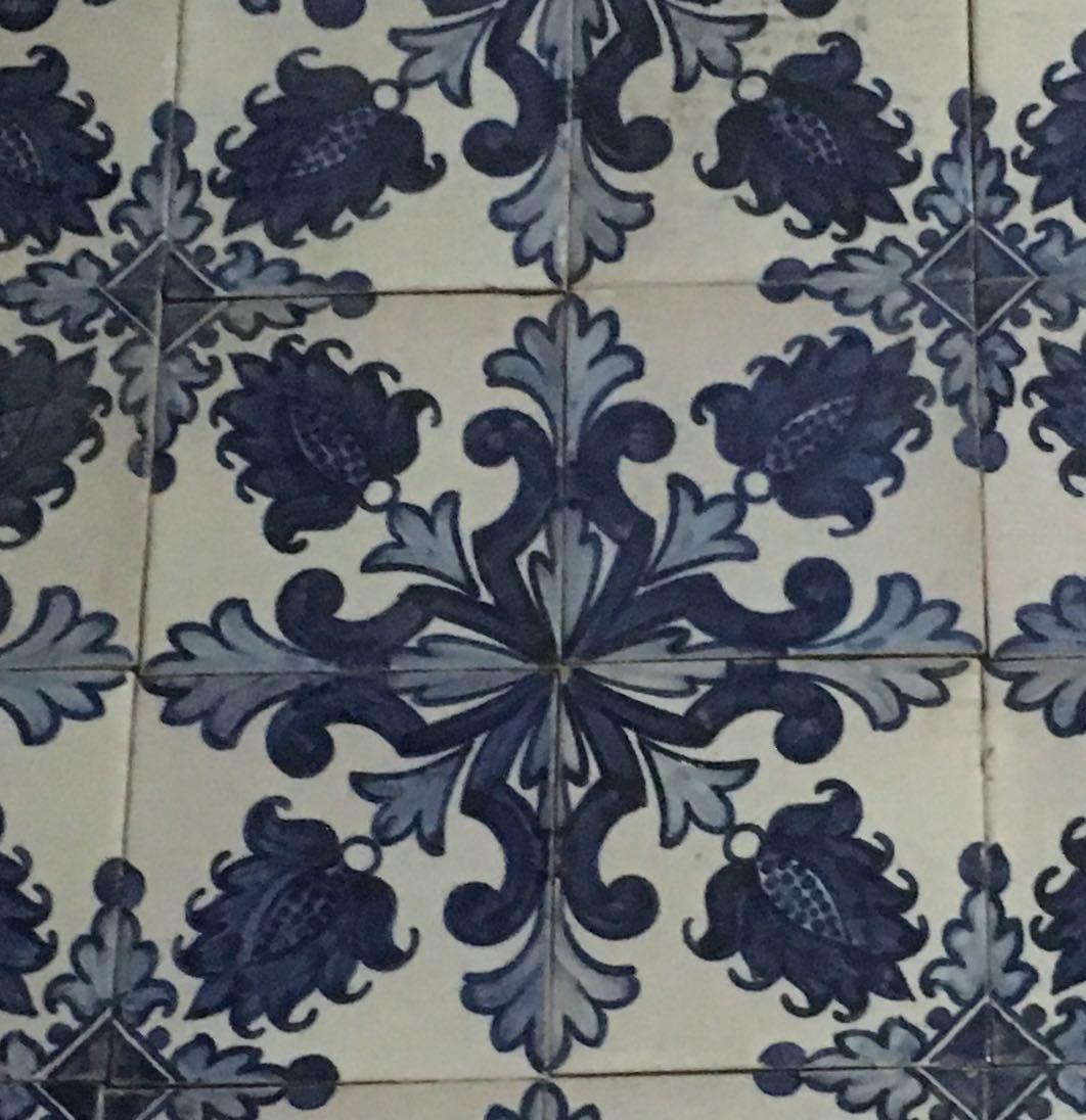 Azulejos com tema maçaroca sec XlX