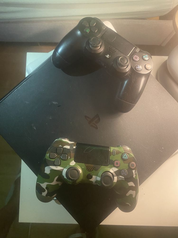 Vendo ps4 com dois comandos