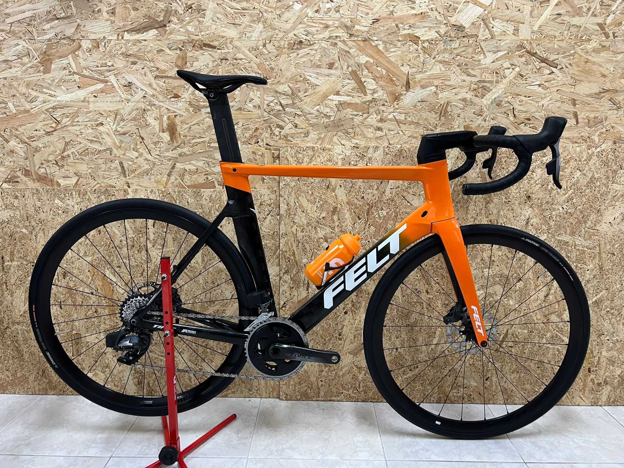 Bicicleta aero Felt AR Disc / Sram Force AXS 12v